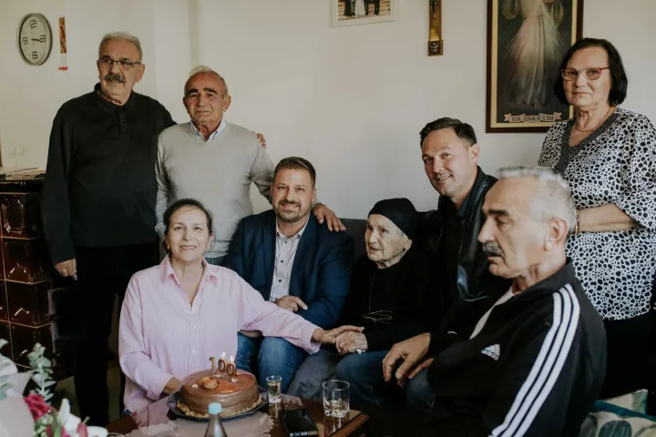 Đakovo100. rođendan Jele Radoš, rođene Dilber, u društvu sa svo petero djece i čestitarimaListopad 2025.USTUPLJENA FOTOGRAFIJA