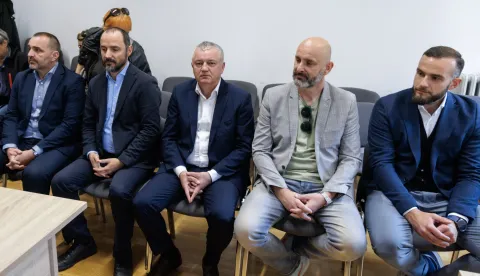Zagreb, 17.10.2025. - Početak suđenja Darku Horvatu, jedinom ministru uhićenom tijekom mandata te bivšim ministrima Tomislavu Tolušiću, Josipu Aladroviću, nekadašnjem potpredsjedniku vlade Borisu Miloševiću zbog nezakonitosti s dodjelom poticaja i zapošljavanjem i nekada HDZ-ov, a sada nezavisni gradonačelnik Županje Damiru Juzbašiću.Na fotografiji Damir Juzbašić, Boris Milošević, Darko Horvat, Tomislav Tolušić, Josip Aladrović.foto HINA/ Edvard ŠUŠAK