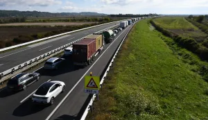 08.10.2025., Luzani - Jedna osoba je poginula, a nekoliko ih je ozlijeđeno u prometnoj nesreći koja se dogodila rano jutros na autocesti A3 kod mjesta Lužani. Na mjesto događaja odmah su upućene ekipe hitne medicinske pomoći, kao i helikopterska hitna pomoć. Policija je osigurala mjesto nesreće, a promet na toj dionici autoceste je preusmjeren. Photo: Ivica Galovic/PIXSELL