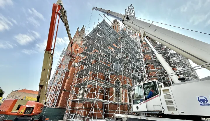 Osijek, 17. 10. 2025., Trg Ivana Pavla II, konkatedrala, temeljita obnova, obnova, prva potpuna obnova konkatedrale od izgradnje prije 120 godine, prva faza - krovište, skela, građevinska skela; ilustracijaSNIMIO BRUNO JOBST