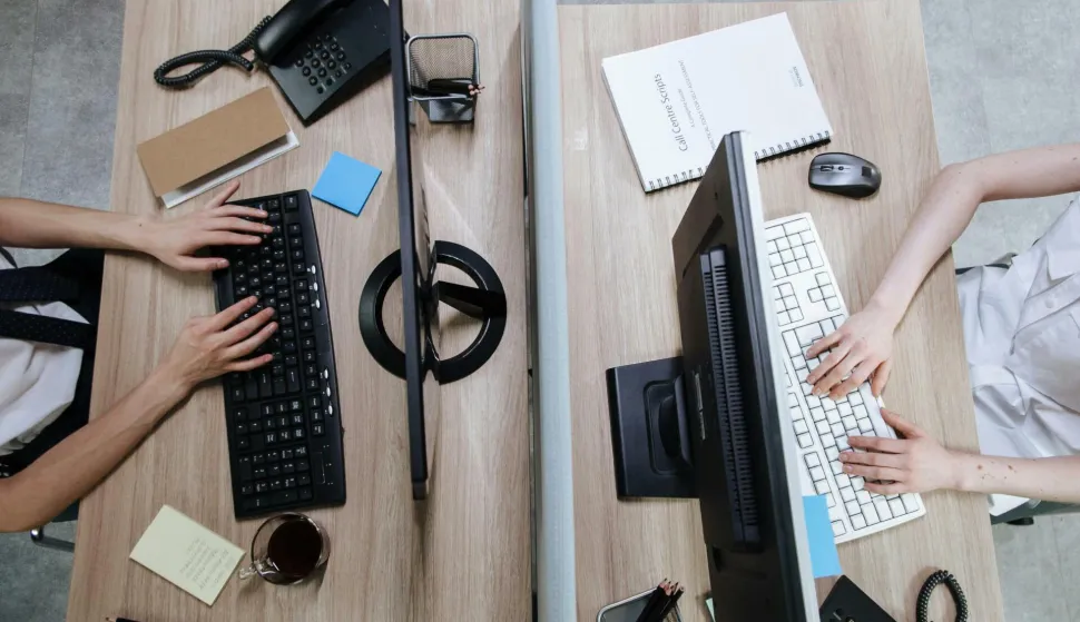 ured radnici kompjutor 