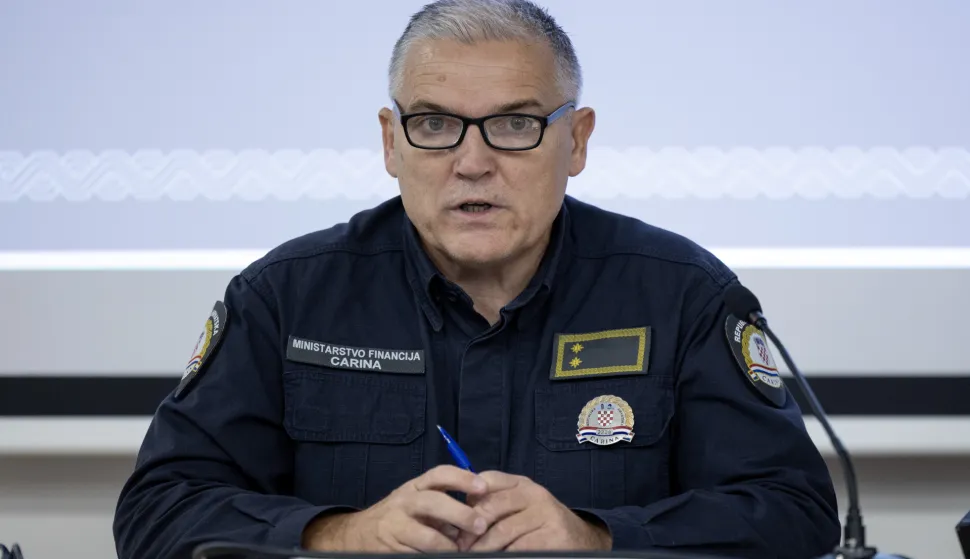 Zagreb, 17.09.2025 - Carinici Mobilne jedinice Carinske uprave na graničnom prijelazu Bregana zaplijenili su kartone s cigaretama, a riječ je o ukupno 13.910.000 komada cigareta u kutijama, što je jedna od najvećih zapljena u Hrvatsku krijumčarenih cigareta. Na konferenciji za medije govorili su pomočnik ravnatelja Carinske uprave Tihomir Žegrec i voditelj službe mobilnih jedinica Zagreb Dario Kardum. Na slici Tihomir Žegrec.foto HINA/ Damir SENČAR/ ds