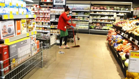 Karlovac, 24.01.2025. - Obilaskom nekoliko trgovačkih centara u Karlovcu, u kojima je svakodnevno zamjetan protok kupaca, slika današnjeg organiziranog bojkota, po uzoru na u svijetu već poznatu akciju "Buy Nothing Day", kupaca je bilo da ih je bilo lako izbrojiti, a svugdje je, od niza blagajni radila tek po jedna blagajna. foto HINA/ Mladen VOLARIĆ/ mv