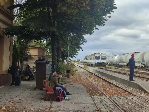 /Galerija/ Putnici: Sramota! Željeznički kolodvor u Županji odavno je trebao u obnovu. HŽ nije u stanju urediti ni sanitarni čvor!