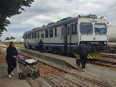 /Galerija/ Putnici: Sramota! Željeznički kolodvor u Županji odavno je trebao u obnovu. HŽ nije u stanju urediti ni sanitarni čvor!