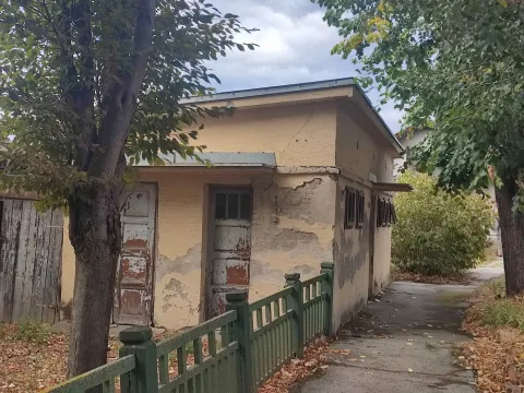 /Galerija/ Putnici: Sramota! Željeznički kolodvor u Županji odavno je trebao u obnovu. HŽ nije u stanju urediti ni sanitarni čvor!