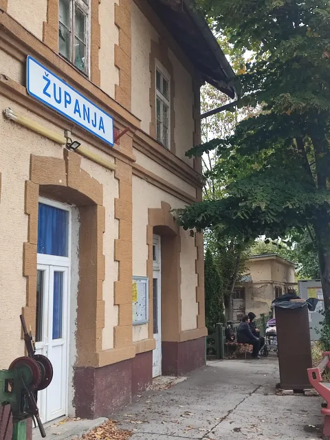 /Galerija/ Putnici: Sramota! Željeznički kolodvor u Županji odavno je trebao u obnovu. HŽ nije u stanju urediti ni sanitarni čvor!