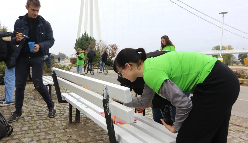 Osijek, 18. 10. 2025, Promenada kod pješačkog mjesta, farbanje, oslikavanje klupa...snimio GOJKO MITIĆ