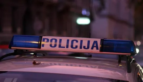 Zagreb, 12.10.2011 - Policija je oko 16,30 sati primila dojavu o hicu iz vatrenog oruja u Gajevoj ulici 28 u samom centru Zagreba, no kako sudionici događaja nisu zatečeni policija jo utvrđuje to se zapravo dogodilo, doznaje se od glasnogovornice zagrebačke policije Jelena Bikić. Na slici policijski automobil tijekom očevida.foto FaH/ Damir SENČAR /ds