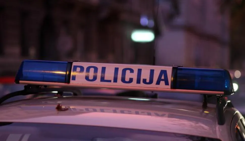 Zagreb, 12.10.2011 - Policija je oko 16,30 sati primila dojavu o hicu iz vatrenog oruja u Gajevoj ulici 28 u samom centru Zagreba, no kako sudionici događaja nisu zatečeni policija jo utvrđuje to se zapravo dogodilo, doznaje se od glasnogovornice zagrebačke policije Jelena Bikić. Na slici policijski automobil tijekom očevida.foto FaH/ Damir SENČAR /ds