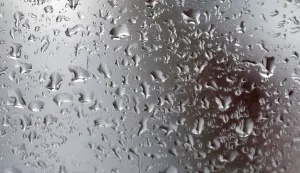 Osijek, 08. 07. 2025., slobodnjak; slobodnjaci; kiša, nevrijeme, kapi kiše na prozoru; ilustracijaSNIMIO BRUNO JOBST