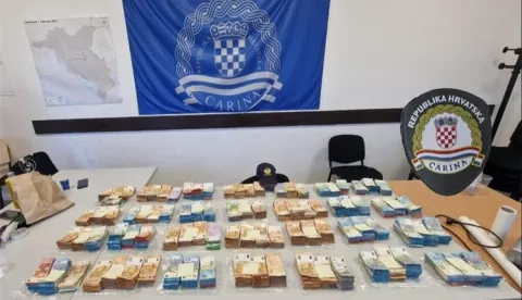 DUBROVNIK, 18. listopada 2025. (Hina) - Na graničnom prijelazu Karasovići carinici u suradnji s policijom zaplijenili 702.435 eura skrivenih u automobilu kojim je upravljao albanski državljanin, izvijestila je u subotu Carinska uprava, dodav&scaron;i kako je riječ o najvećoj takvoj zapljeni na hrvatskim granicama.