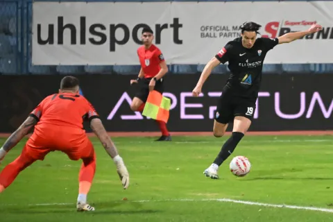 Vinkovci, 17.10.2025. - Susret 10. kola hrvatskog nogometnog prvenstva Vukovar 1991 - Lokomotiva. foto HINA/ Gordan PANIĆ/ gp