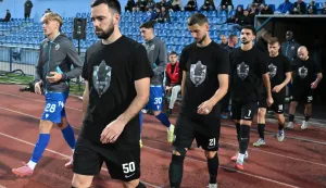 Vinkovci, 17.10.2025. - Susret 10. kola hrvatskog nogometnog prvenstva Vukovar 1991 - Lokomotiva. foto HINA/ Gordan PANIĆ/ gp