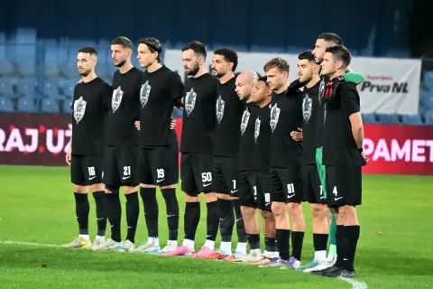 Vinkovci, 17.10.2025. - Susret 10. kola hrvatskog nogometnog prvenstva Vukovar 1991 - Lokomotiva. foto HINA/ Gordan PANIĆ/ gp