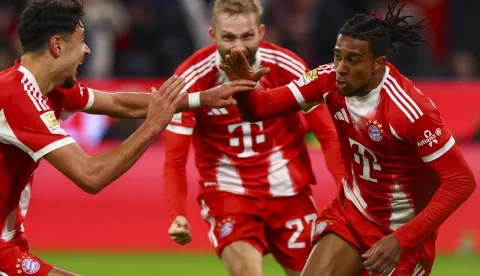 epa12462826 Michael Olise of Munich (R) celebrates with teammates after scoring the 2-0 during the German Bundesliga soccer match between Bayern Munich and Borussia Dortmund in Munich, Germany, 18 October 2025. EPA/ANNA SZILAGYI CONDITIONS - ATTENTION: The DFL regulations prohibit any use of photographs as image sequences and/or quasi-video.