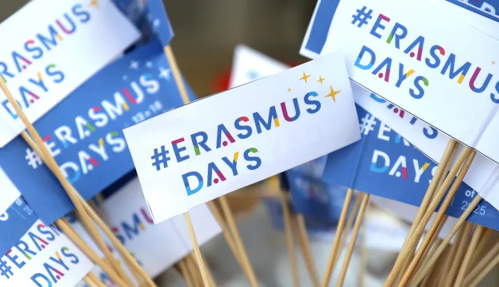 Osijek, 17. 10. 2025., Trg slobode, Dan ERASMUS, Dan ERASMUSA, ERASMUS+, Medicinska škola Osijek, vježbanje, mjerenje šećera, dijabetes, krvni tlak, mjerenje, tlakSNIMIO BRUNO JOBST