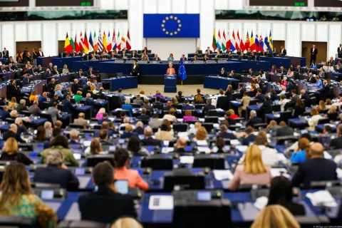 13 September 2023, France, Straßburg: Ursula von der Leyen (CDU, EPP Group, back,M), President of the European Commission, stands in the European Parliament building and speaks. Note: Shot with a tilt lens and thus shifted focal plane. Group In her State of the Union 2023 speech, Commission President von der Leyen will outline the priorities and flagship initiatives for the coming year. It is the last speech of this legislative period in the run-up to the 2024 European elections. Photo: Philipp von Ditfurth/dpa Photo: Philipp von Ditfurth/DPA