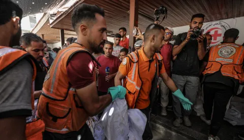 epa12462102 Palestinian civil defense workers carry the body of a member of the Abu Shaban family at Al Ahli Baptist Hospital in Gaza City, 18 October 2025. At least eleven members of the Abu Shaban family were killed a day earlier when their car was hit by an Israeli army strike in the Al Zaitun neighbourhood, east of Gaza City. EPA/MOHAMMED SABER
