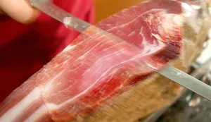 17.10.2014., Vodnjan - U Prsutarni Kod Milana u Vodnjanu odrzana konferencija za medije s temom Zastita Istarskog prsuta. Na konferenciji su govorili istarski zupan Valter Flego, procelnik UO za poljoprivredu, sumarstvo, ribarstvo i vodoprivredu Istarske zupanije Milan Antolovic i predsjednik Udruge proizvodjaca istarskog prsuta Milan Bursic. Ujedno je objavljeno da je postignut sporazum s Slovenijom oko naziva Istarski prsut kojeg mogu rabit i hrvatski i slovenski proizvodjaci koji su na geografskom teritoriju Istre.Photo: Dusko Marusic/PIXSELL------2 color slbar