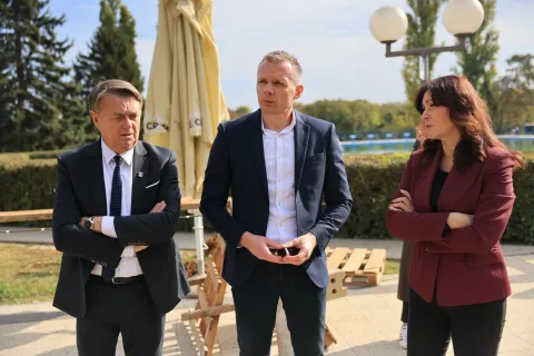 Goran Ivanović, Vedran Kramarić i Nataša Tramišak - ugovor o sufinanciranju obnove SRC Bazeni