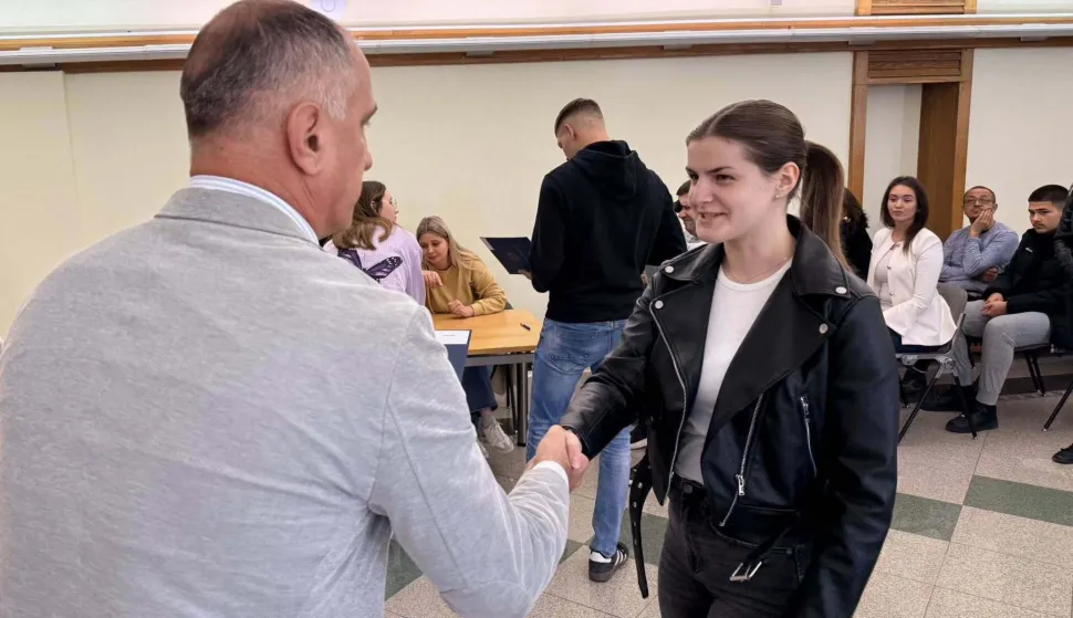 Grad Vinkovci dodijelio 63 stipendije najboljim i socijalno ugroženim učenicima, listopad 2025.