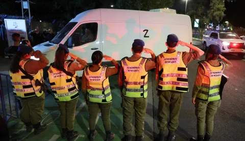 epa12456751 Israeli soldiers salute as a convoy carrying the bodies of two Israeli hostages that were handed over by Hamas arrives at the National Center of Forensic Medicine in Tel Aviv, Israel, 15 October 2025. The two bodies of the hostages kidnapped by Hamas on 07 October 2023 returned as part of a ceasefire deal between Israel and Hamas. Around twenty bodies of Israeli hostages remain in Hamas captivity. EPA/ABIR SULTAN