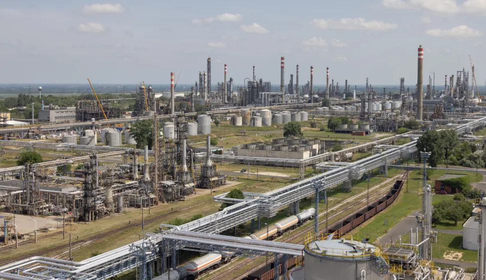(220528) -- SZAZHALOMBATTA, May 28, 2022 (Xinhua) -- Photo taken on May 24, 2022 shows a general view of the Danube Refinery in Szazhalombatta, Hungary. MOL Group's Danube Refinery is one of the largest refineries in the Central and Eastern European region with a refining capacity of 165,000 barrels per day. (Photo by Attila Volgyi/Xinhua) Photo: Attila Volgyi/XINHUA