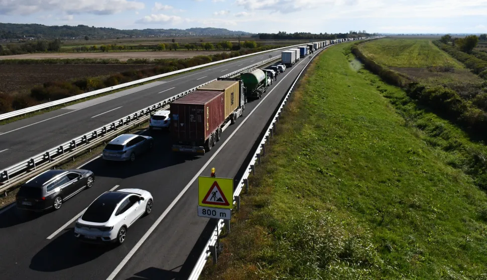 08.10.2025., Luzani - Jedna osoba je poginula, a nekoliko ih je ozlijeđeno u prometnoj nesreći koja se dogodila rano jutros na autocesti A3 kod mjesta Lužani. Na mjesto događaja odmah su upućene ekipe hitne medicinske pomoći, kao i helikopterska hitna pomoć. Policija je osigurala mjesto nesreće, a promet na toj dionici autoceste je preusmjeren. Photo: Ivica Galovic/PIXSELL