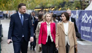 Zagreb, 21.10.2025 - Konferencija "10 godina lokalno, 10 milijardi snažno: ulaganje u održivi rast Hrvatske" u organizaciji Grupe Europske investicijske banke te u partnerstvu s Europskom komisijom i Uredom Europskog parlamenta u Hrvatskoj. Grupa EIB-a organizira konferenciju u povodu desete obljetnice otvaranja svojeg ureda. Na slici ministar financija Marko Primorac, Teresa Czerwinska iz Europske investicijske banke i &Scaron;efica ureda EIB u Hrvatskoj Slađana Ćosić.foto HINA/ Damir SENČAR/ ds