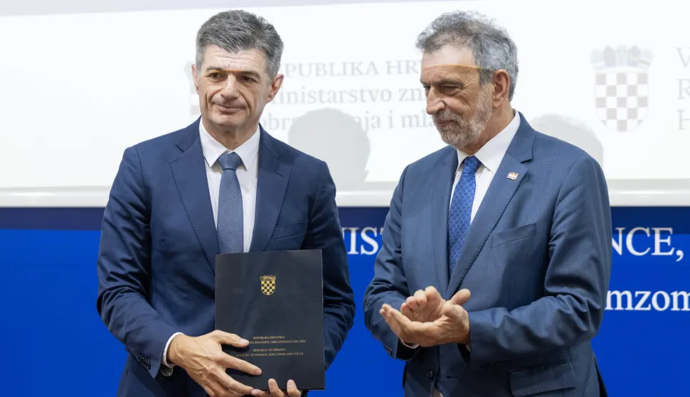 Zagreb, 21.10.2025 - Ministar znanosti, obrazovanja i mladih Radovan Fuchs uručio je rektorima triju sveučilišta- Sveučilište u Splitu, Sveučilište J. J. Strossmayera u Osijeku i Sveučilište Sjever, programske ugovore. Na slici Boris Crnković i Radovan Fuchs.Foto Hina/ Dario GRZELJ/ dag
