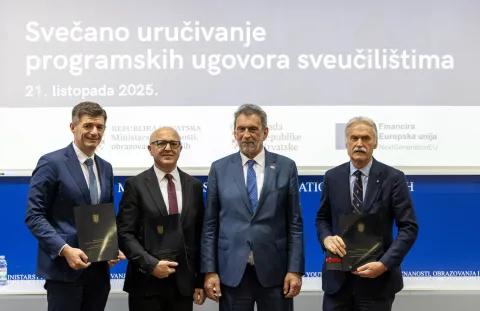 Zagreb, 21.10.2025 - Ministar znanosti, obrazovanja i mladih Radovan Fuchs uručio je rektorima triju sveučilišta- Sveučilište u Splitu, Sveučilište J. J. Strossmayera u Osijeku i Sveučilište Sjever, programske ugovore. Na slici Boris Crnković, Damir Vusić, Radovan Fuchs i Dragan Ljutić.Foto Hina/ Dario GRZELJ/ dag