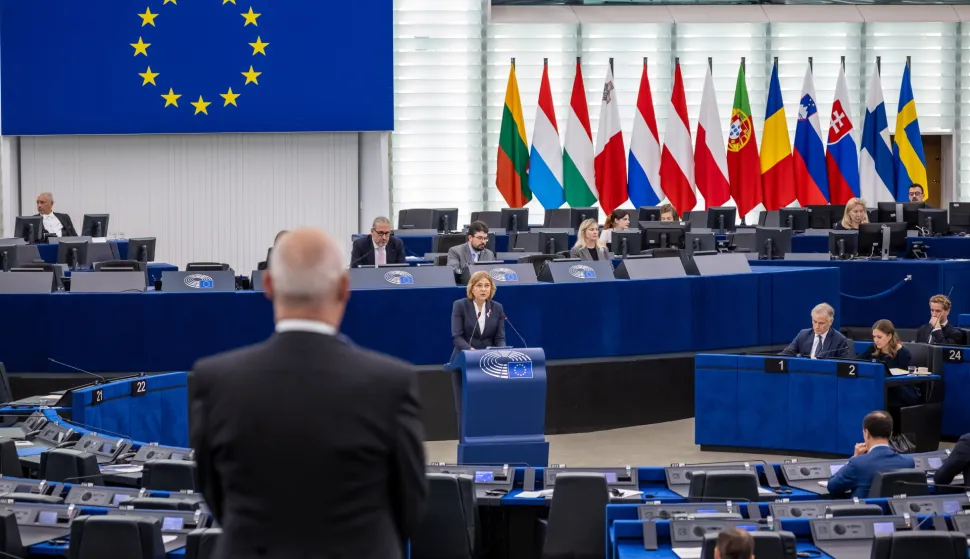 epa12439662 European Commission Executive Vice-President for Tech Sovereignty, Security, and Democracy Henna Virkkunen (C) speaks during a debate on 'Europe's automotive future and reversing the ban on sale of combustion cars in the UE' at the European Parliament in Strasbourg, France, 08 October 2025. The current plenary session runs from 06 October until 09 October 2025. EPA/CHRISTOPHE PETIT TESSON