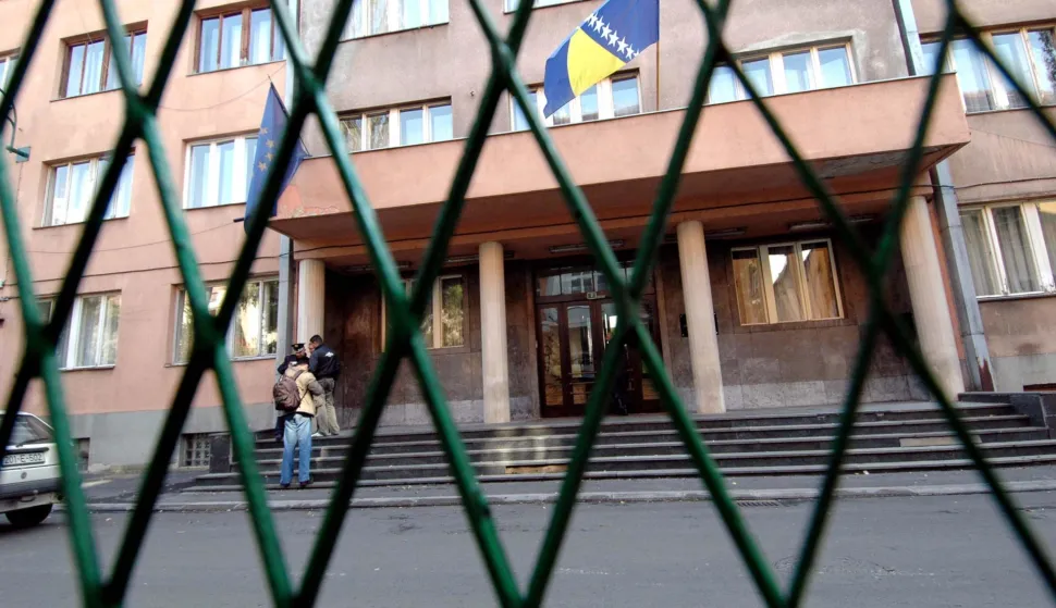 11.10.2008., Sarajevo, BiH - Federalni MUP. Osumnjicena trojka za podmetanje eksplozivne naprave u trgovackom centru FIS u vitezu ptivedena je na saslusanje u prostorije federalnog MUP-a odakle su prebaceni policijskim vozilima u drzavno tuziteljstvo suda BiH.Photo: Zvonimir Coric/Vecernji list