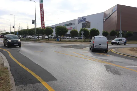 Osijek, 22. 10. 2025, Novi kružni tok na prilazu prema Poranovi, za sada još nacrtani. A vozači ko vozači svako vozi kako hoće ...đabe su majstori farbali i postavljali privremenu horizontalnu i vertikalnu signalizaciju..snimio GOJKO MITIĆ