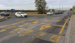 Osijek, 22. 10. 2025, Novi kružni tok na prilazu prema Poranovi, za sada još nacrtani. A vozači ko vozači svako vozi kako hoće ...đabe su majstori farbali i postavljali privremenu horizontalnu i vertikalnu signalizaciju..snimio GOJKO MITIĆ