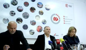 Zagreb, 22.10.2025 - Mladen Novosel, predsjednik Saveza samostalnih sindikata Hrvatske (SSSH), Dražen Jović, predsjednik Nezavisnih hrvatskih sindikata (NHS) i Sanja Šprem, predsjednica Matice hrvatskih sindikata (MHS) održali su konferenciju za medije s temom "Zakonska minimalna plaća za 2026. godinu treba biti minimalno 1130 eura bruto". foto HINA/ Daniel KASAP/ dk