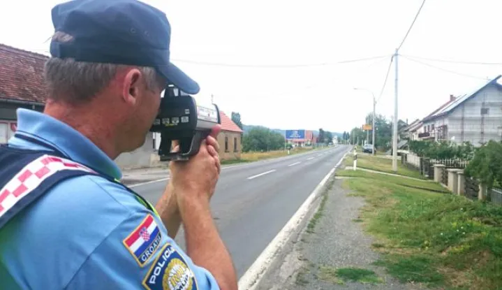 ?25.8.2015.Policija u tri slavonske upanije zaustavila tijekom tjedna skoro 700 prebrzih vozača, brzina, policija, kontrola, promet, prometni, zaustavljafoto:PU POEKO-SLAVONSKA------2 color
