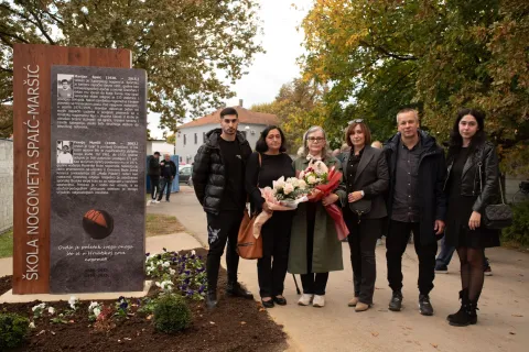Članovi obitelji kod spomen-obilježjaFoto-video Focus