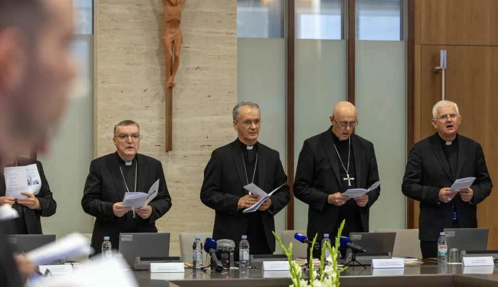 Zagreb, 21.10.2025 - 71. plenarno zasjedanje Sabora Hrvatske biskupske konferencije održano je pod predsjedanjem predsjednika HBK-a zagrebačkog nadbiskupa Dražena Kutleše. Na slici Josip Bozanić, Dražen Kutleša, Giorgio Lingua i Mate Uzinić. Foto Hina/ Dario GRZELJ/ dag