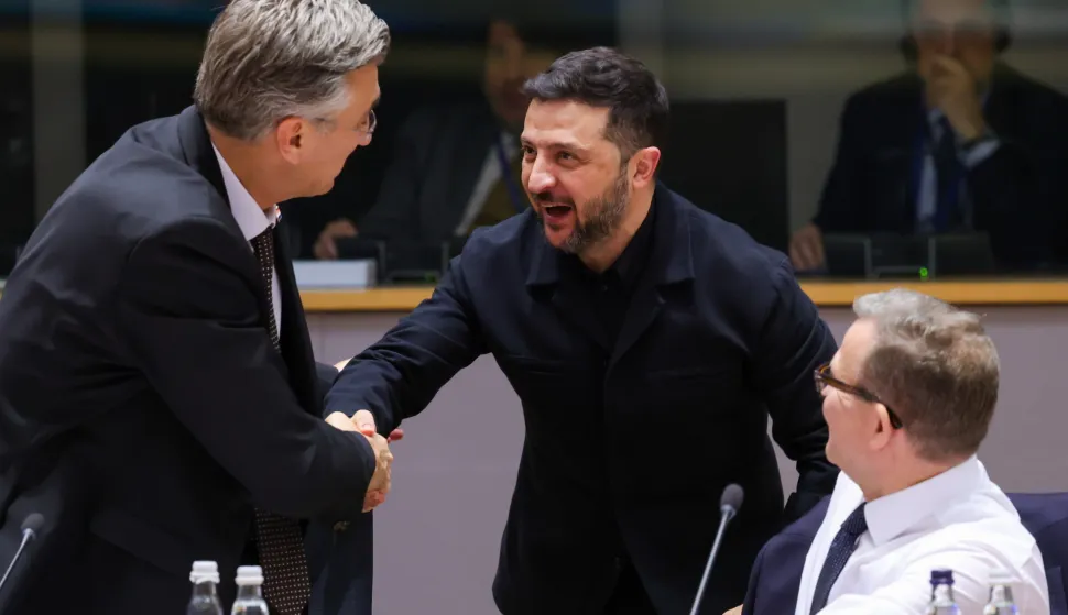 epa12474950 Ukrainian President Volodymyr Zelensky (C) is welcomed by Croatia's Prime Minister Andrej Plenkovic (L) at the Euro Summit in Brussels, Belgium, 23 October 2025. EU leaders convene in Brussels to discuss the situation Ukraine, European defence, developments in the Middle East, competitiveness, housing and migration. EPA/Yves Herman/POOL