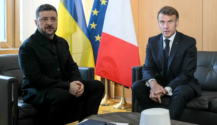 epa12475154 Ukraine's President Volodymyr Zelensky (L) and France's President Emmanuel Macron (R) pose during their bilateral meeting on the sidelines of a European Council meeting in Brussels, Belgium, 23 October 2025. EU leaders convene in Brussels to discuss the situation Ukraine, European defence, developments in the Middle East, competitiveness, housing and migration. EPA/NICOLAS TUCAT/POOL