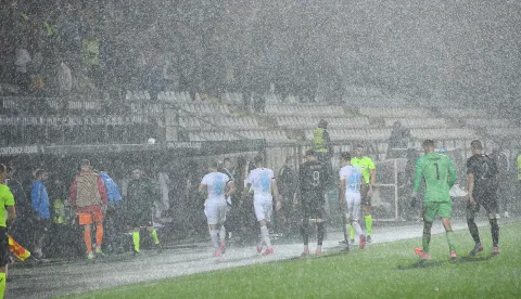 Rijeka, 23.10.2025. - Utakmica 2. kola nogometne Konferencijske lige Rijeka - Sparta Prag. Utakmica je prekinuta u 13. minuti zbog obilne kiše. foto HINA/ Miljenko KLEPAC/ mk