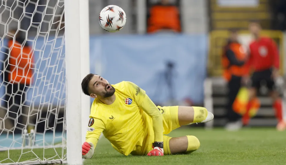 epa12476848 Dinamo Zagreb goalkeeper Ivan Nevistic concedes the 1-0 goal during the UEFA Europa League match between Malmo FF and GNK Dinamo Zagreb, in Malmo, Sweden, 23 October 2025. EPA/ANDREAS HILLERGREN SWEDEN OUT