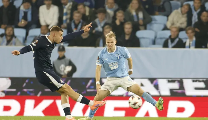 epa12477057 Dinamo Zagreb's Gabriel Vidovic (L) in action during the UEFA Europa League match between Malmo FF and GNK Dinamo Zagreb, in Malmo, Sweden, 23 October 2025. EPA/ANDREAS HILLERGREN SWEDEN OUT