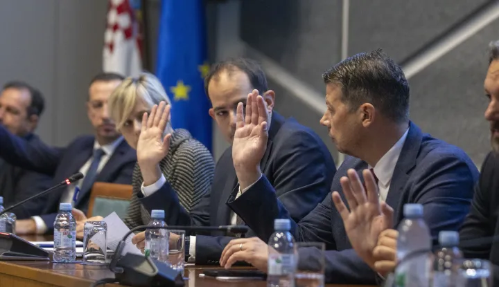 Zagreb, 24.10.2025 - 20. sjednica Odbora za Ustav, Poslovnik i politički sustav. Na fotografiji Ivan Malenica, Saša Đujić. foto HINA/ Daniel KASAP/ dk