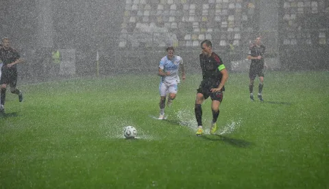 Rijeka, 23.10.2025. - Utakmica 2. kola nogometne Konferencijske lige Rijeka - Sparta Prag. Utakmica je prekinuta u 13. minuti zbog obilne kiše. foto HINA/ Miljenko KLEPAC/ mk