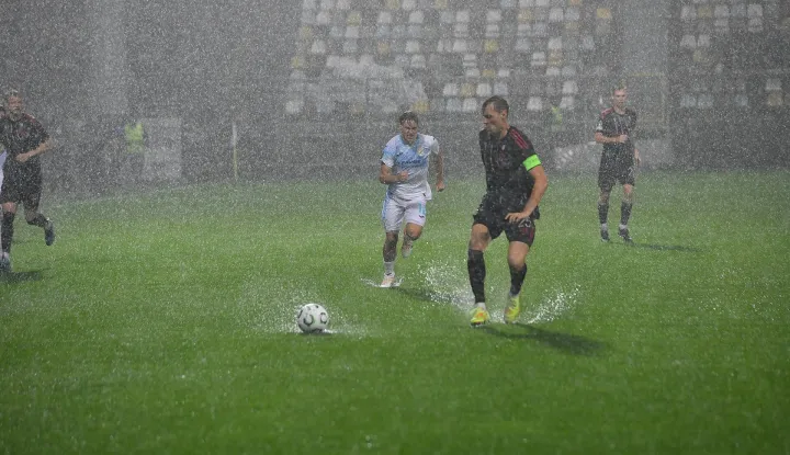 Rijeka, 23.10.2025. - Utakmica 2. kola nogometne Konferencijske lige Rijeka - Sparta Prag. Utakmica je prekinuta u 13. minuti zbog obilne kiše. foto HINA/ Miljenko KLEPAC/ mk