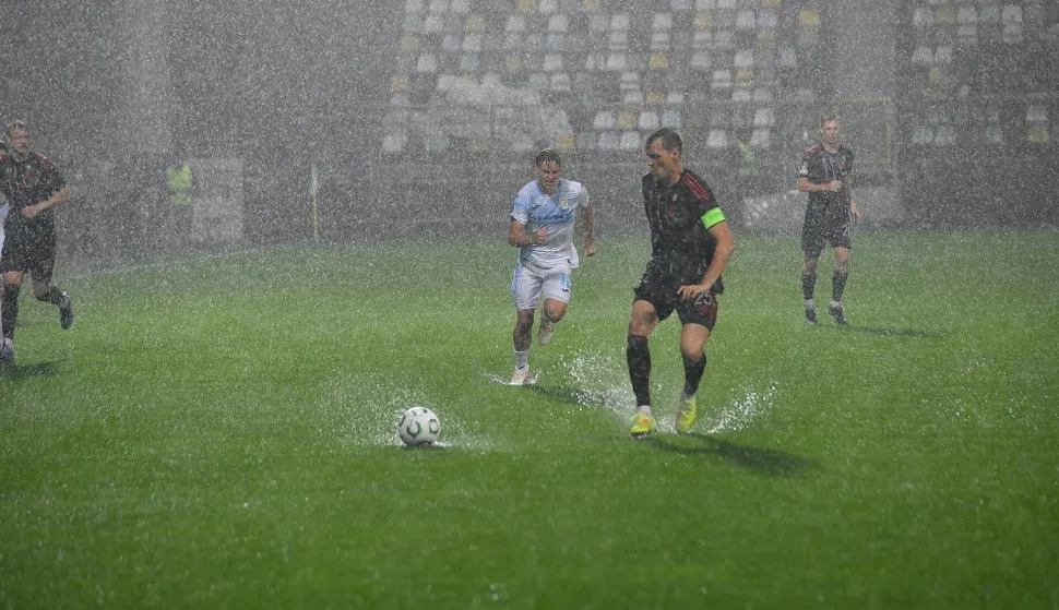 Rijeka, 23.10.2025. - Utakmica 2. kola nogometne Konferencijske lige Rijeka - Sparta Prag. Utakmica je prekinuta u 13. minuti zbog obilne kiše. foto HINA/ Miljenko KLEPAC/ mk