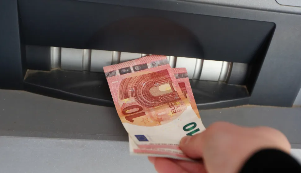 01.01.2023., Sibenik - Zakljucno s 15. sijecnjem, traje mjera obustave naplate naknade za podizanje gotovine debitnim karticama na bankomatima drugih banaka a od 16. sijecnja u ponoc gradjani mogu podizati gotov novac u eurima bez naknade iskljucivo na bankomatima svojih banaka. Photo: Dusko Jaramaz/PIXSELL